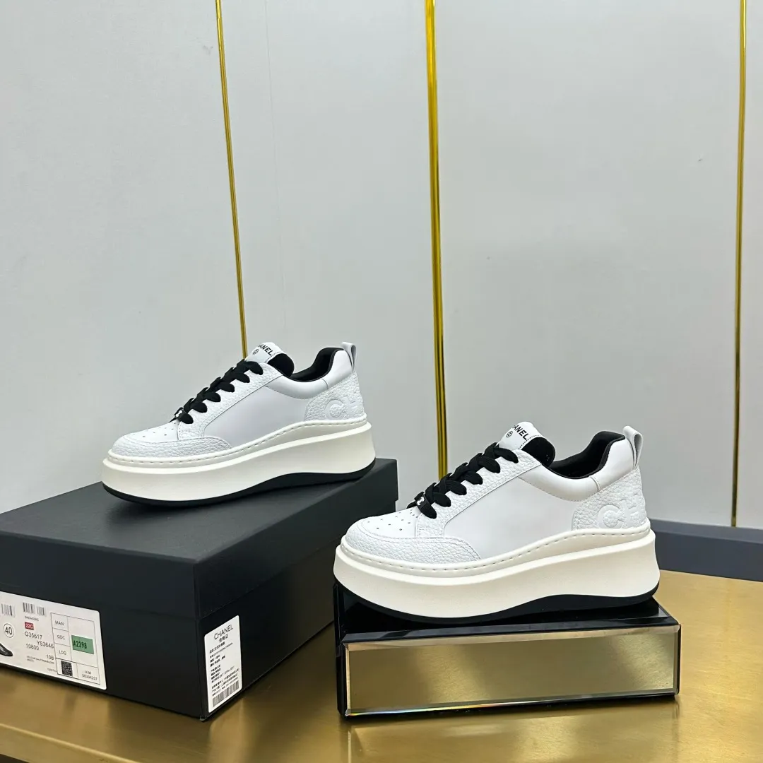 👟👟Ex-factory price 600👟👟 Upgraded version, upgraded version, upgraded version! No rebuttal accepted! ! ! ! Chanel Chanel panda shoes! 2025 counter's top casual sports shoes. This classic design; the upper is electro-embroidered with a variety of techniques; the outsole is fashionable and sporty; the unusual inclusion of a variety of color matching elements... The diversified mix and match is very good-looking and versatile, and can be used for leisure, fashion, sports, and outdoor... ꫛꫀꪝ Go➫ Materials: ❶Upper made of: original imported first-layer silk cowhide + original waterproof cloth + original first-layer cowhide ❷Inner lining: Original Yangli+Net ❸Outsole based on: Original TPU combination outsole Counter boutique packaging complete set for women 35–41 👉 👉